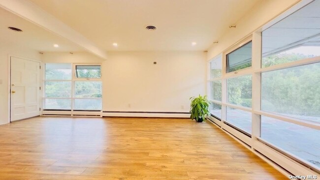 Foto del edificio - 85 Searingtown Rd