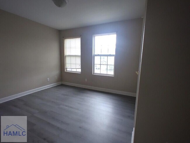 Foto del edificio - 114 Governors Blvd