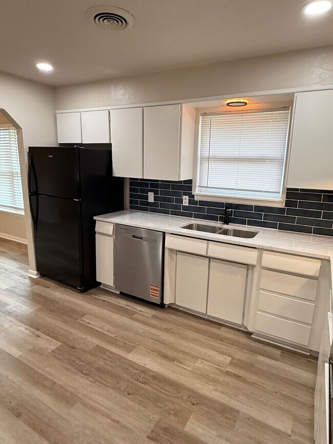 Building Photo - Fully Remodeled Home for Rent – Central Norman