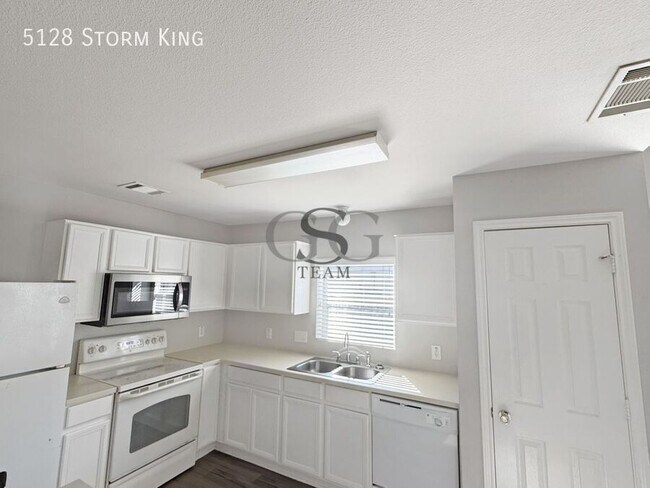 Foto del edificio - 5128 Storm King