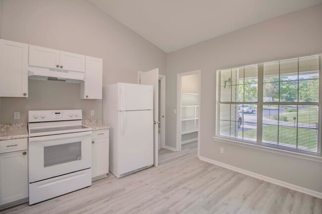 Building Photo - 65 Falcon Dr