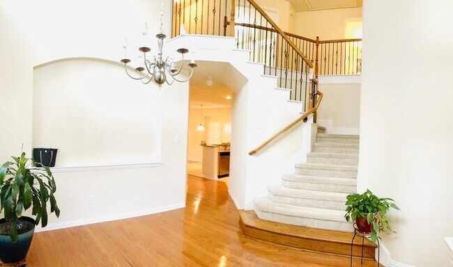 Building Photo - 2212 Hopkins Dr