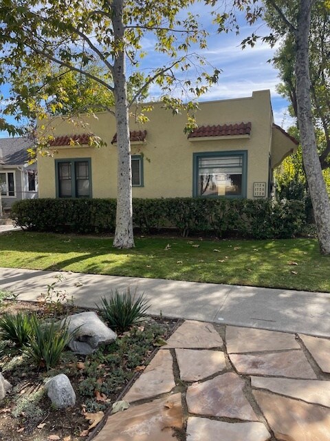Frente - Whitefield Bungalow