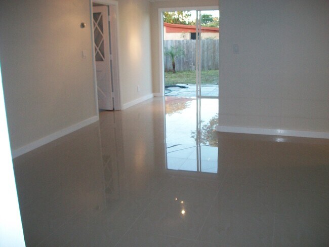 Foto del edificio - 4493 SW 49th Ct