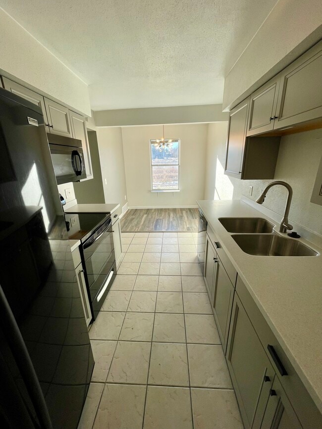 Building Photo - 7395 E Eastman Ave