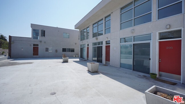 Building Photo - 922 W 23rd St