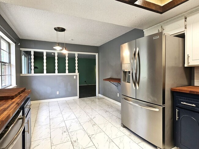 Foto del edificio - Welcome to this updated 3 bedroom, 2 bathr...