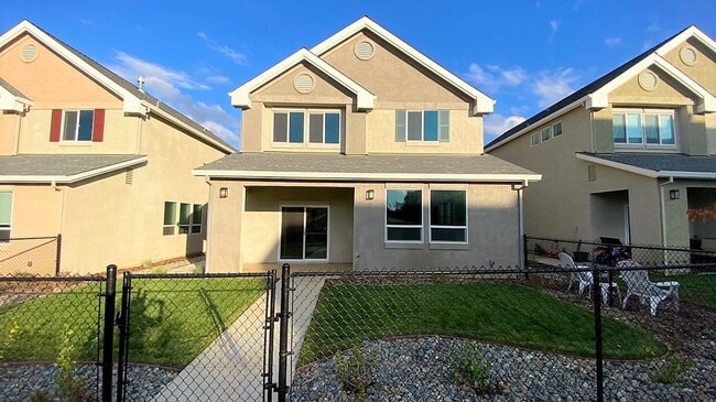 Building Photo - Lovely Home in New Community 10 min North of Redding!