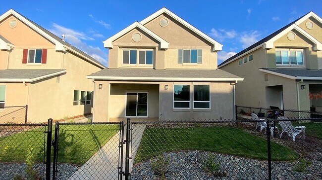 Foto del edificio - Lovely Home in New Community 10 min North of Redding!