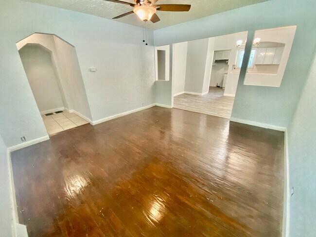 Foto del edificio - 7349 Jenwood Ave