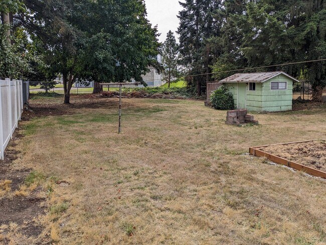 Building Photo - RENT SPECIAL: $750 Off First Full Month's ...