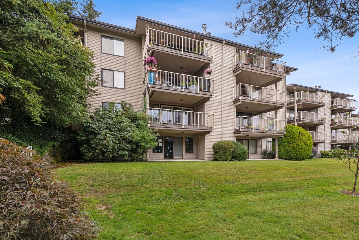 Foto principal - 2 Bed / 2 Bath large Mercer Island condo $...