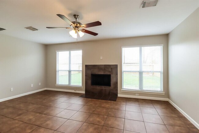 Building Photo - 2305 Shady Pine Dr