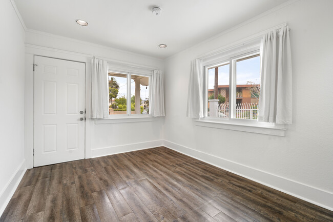 Living Room - 615 S Grevillea Ave