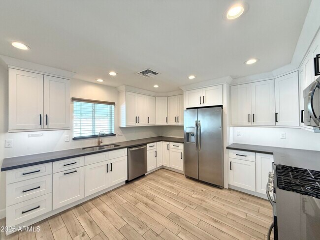 Foto del edificio - 3625 Hayden Rd