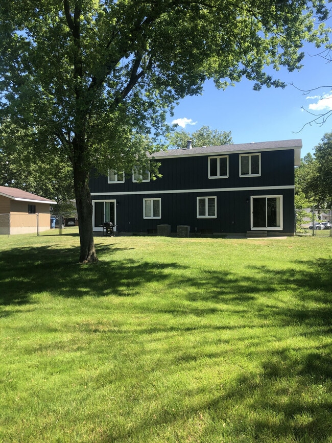 Building Photo - 3915 Camelot Dr SE