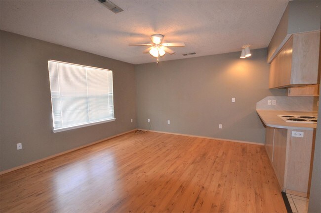 Building Photo - 1621 N Leverett Ave