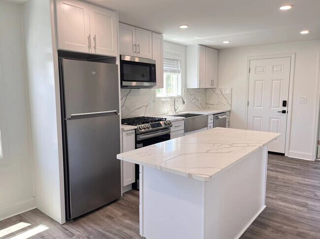 Building Photo - 336 Lowell St