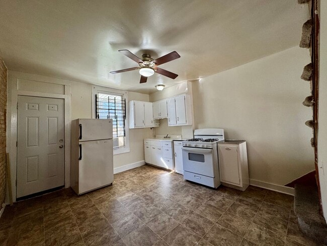 Building Photo - Charming 2 Bedroom/1 Bathroom Townhome in Ellwood Park–Monument neighborhood!