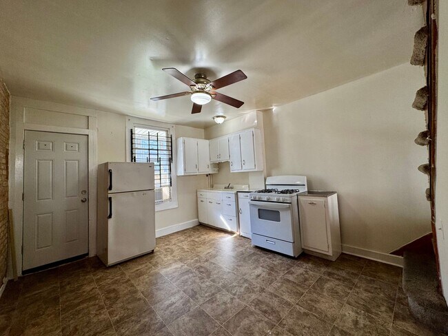 Foto del edificio - Charming 2 Bedroom/1 Bathroom Townhome in Ellwood Park–Monument neighborhood!
