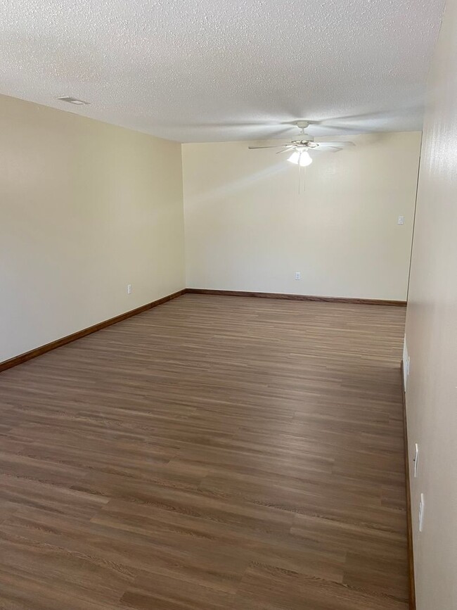 Building Photo - 2 Bed 1 Bath home in Valley Park, MO 63088...