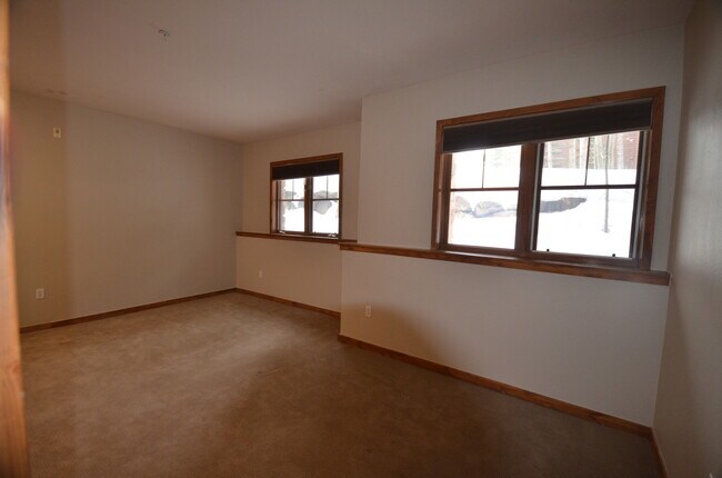 Building Photo - Studio on bus route, walk to Snowflake Lif...