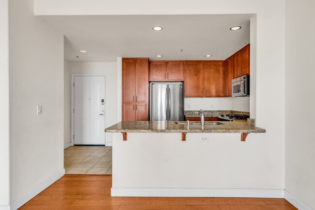 Building Photo - 423 7th St