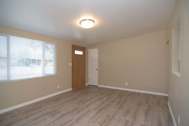 Building Photo - Recently Remodeled 3 Bedroom 2 Bath Home! Northwest Tucson Location!