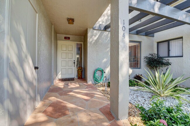 Foto del edificio - 5673 Fairway Park Dr