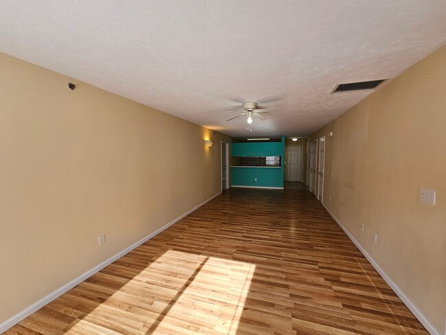 Building Photo - 4 bed/4 bath - A/C, W/D, Walk-in closets, ...