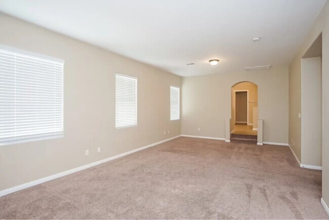 Foto del edificio - 915 Golden Poppy St