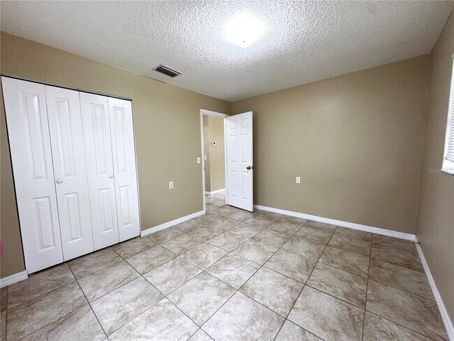 Building Photo - 2113 Bonneville Dr