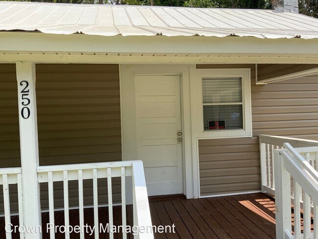 Foto del edificio - 2 br, 1 bath House - 250 Maple St