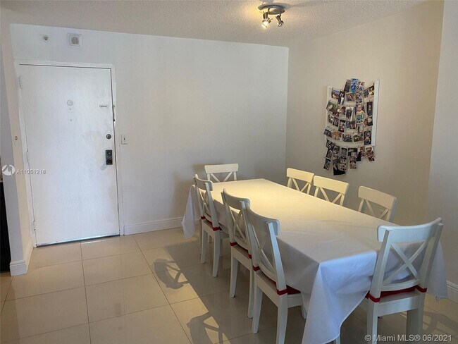 Building Photo - 1450 Brickell Bay Dr