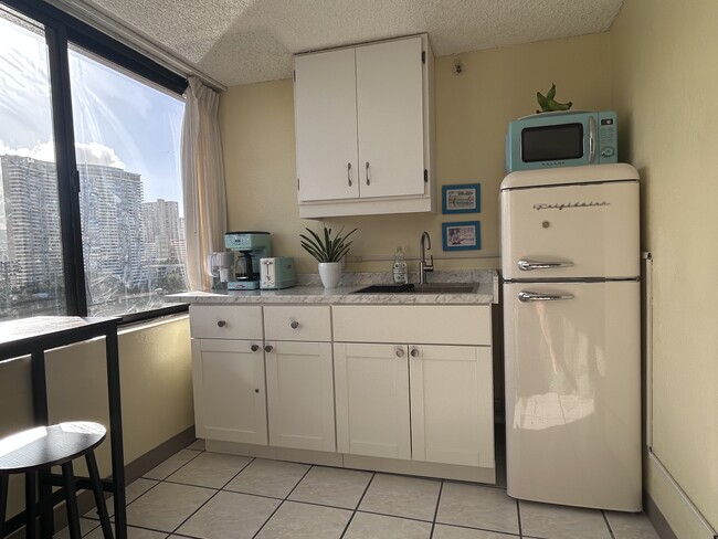 Newly remodeled kitchen - 444 Niu St (Honolulu, HI) Apartments