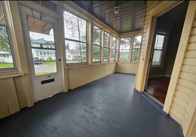 Building Photo - 516 S Edwards Ave