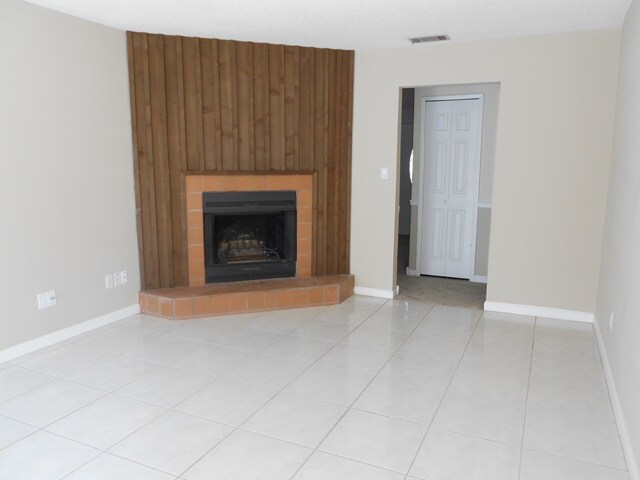 Building Photo - 852 Escabar Dr