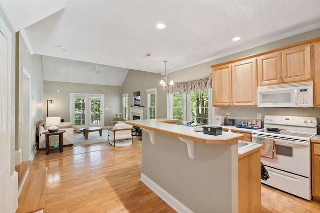 Building Photo - **Application Pending**Lovely 3 bedroom townhome close to the Eno River in Country Club Heights!