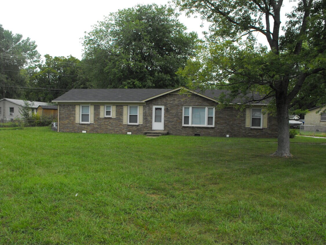 2221 Green Acres Dr, Clarksville, TN 37042 House Rental in