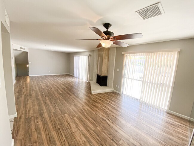 Building Photo - 1519 E Laguna Dr