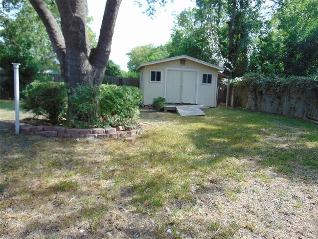 Foto del edificio - 10301 Ray Ave