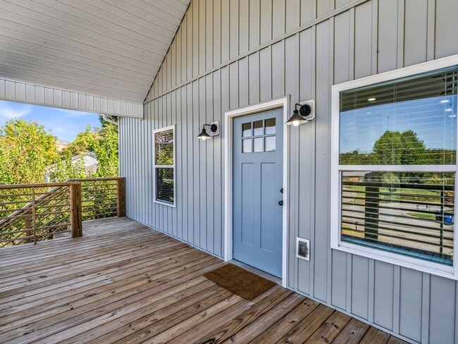 Building Photo - Knoxville 37921 - Modern 3BR/2BA | Near Do...