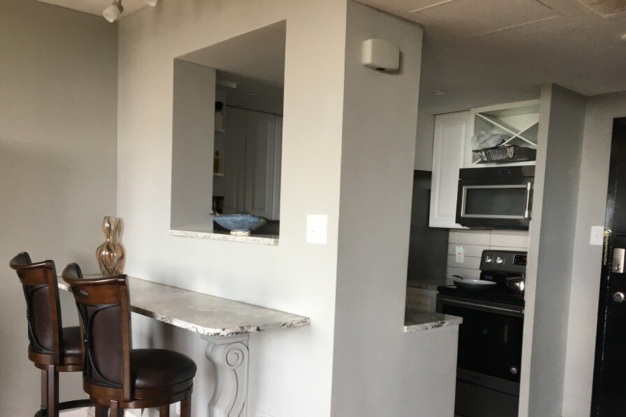 Beautiful bar area for your quick drink - 200 S Brentwood Blvd