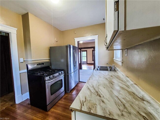 Building Photo - 3293 W 98th St