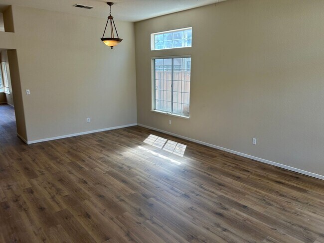 Foto del edificio - 580 Creekwood Ct