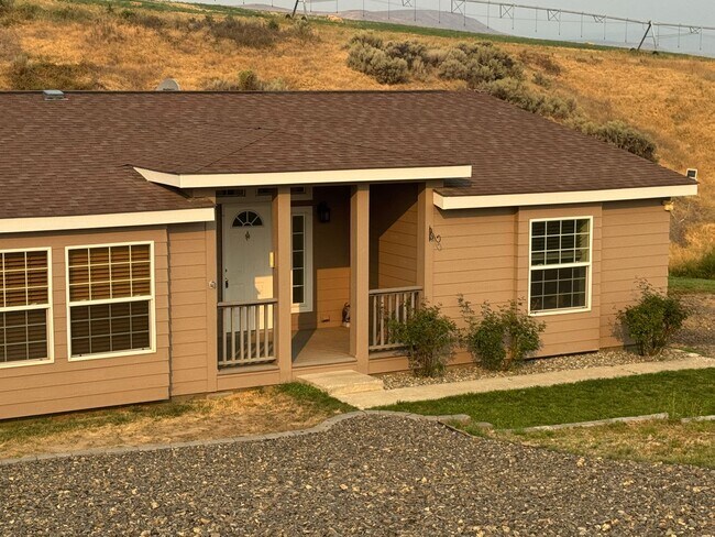 Foto del edificio - 4 Bed 3 Bath Home with Expansive Country Views!