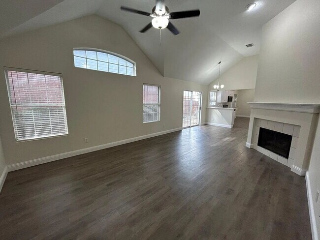 Foto del edificio - Charming 3-Bedroom Plano Retreat with Cozy Fireplace & Gleaming Hardwood Floors!