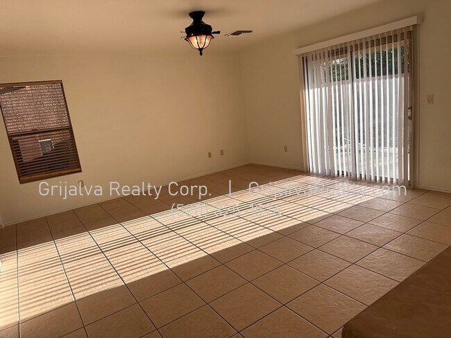 Building Photo - Lovely 4 Bedroom, 2.5 Bath House on the Ea...