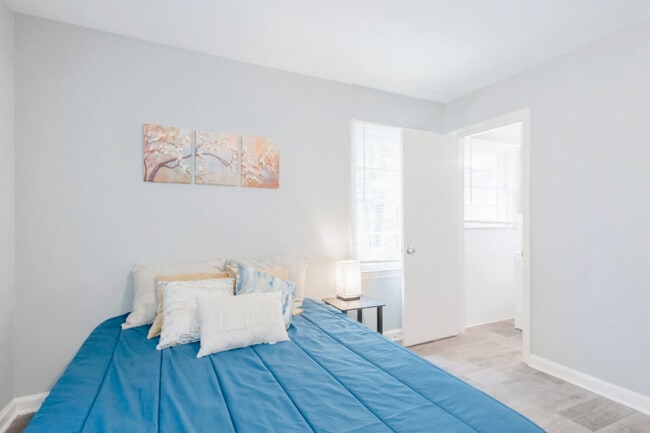 Building Photo - 2684 Loghaven Dr NW