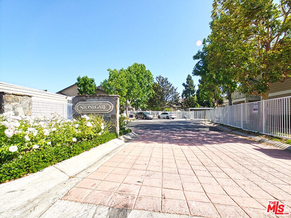 Primary Photo - 6951 Knollcrest Ln